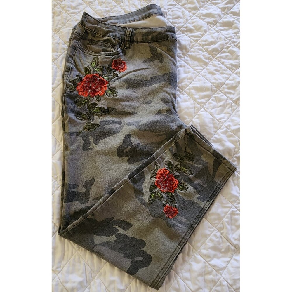AVENUE / LORALETTE OLIVE GREEN CAMO FLORAL-EMBROIDERED JEGGINGS